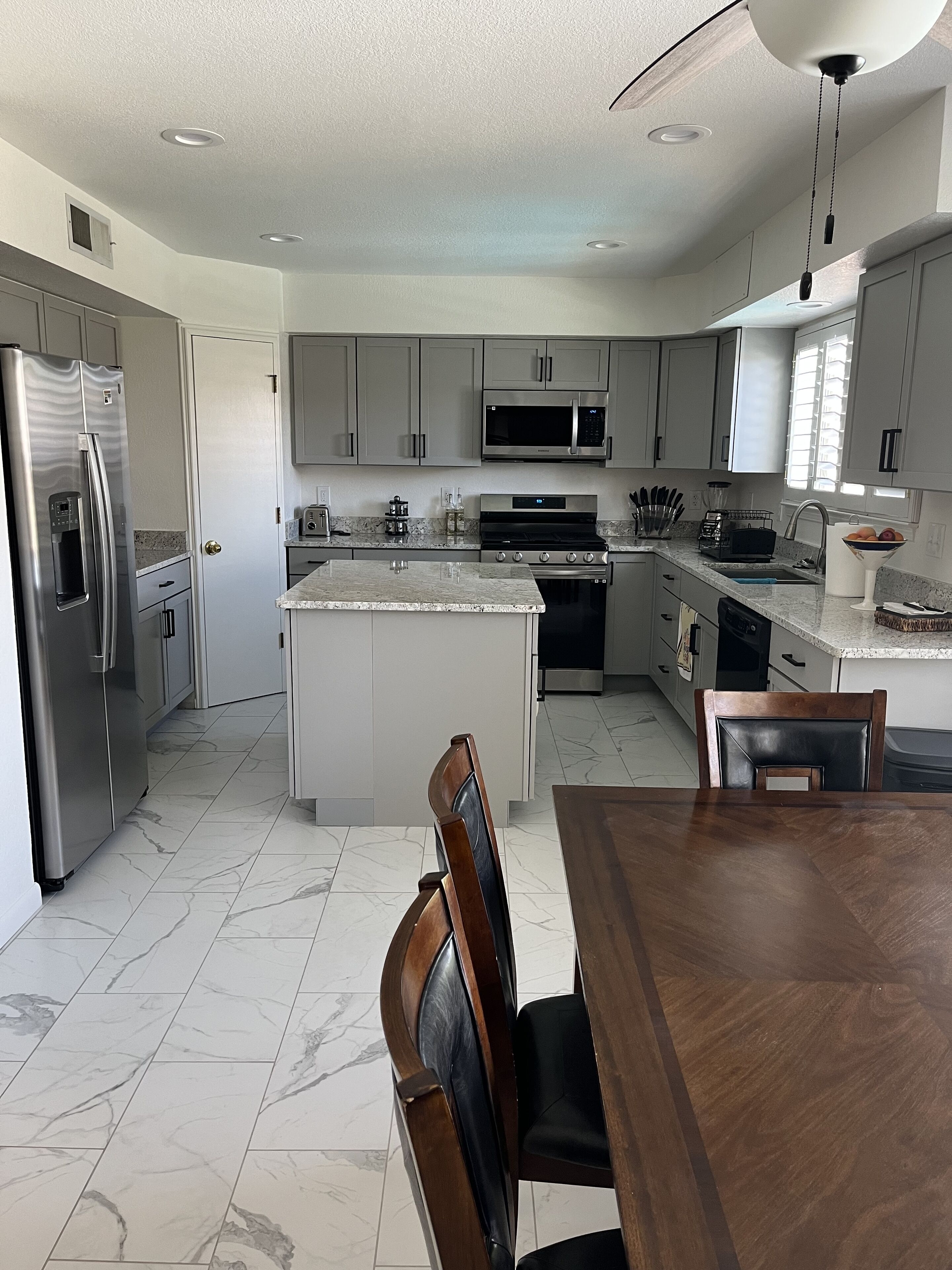 Large Home With Swimming Pool And Pool Table