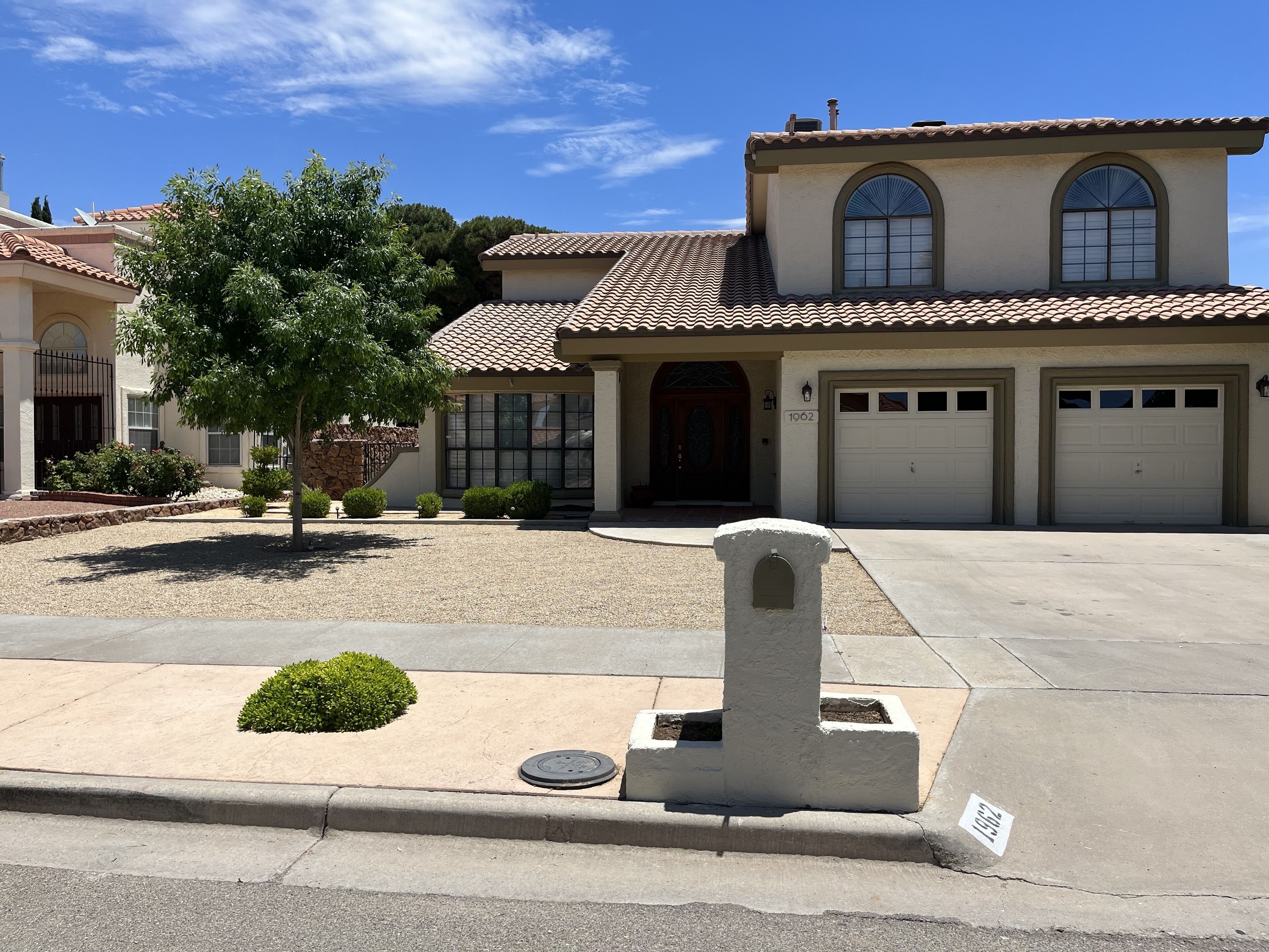 Large Home With Swimming Pool And Pool Table