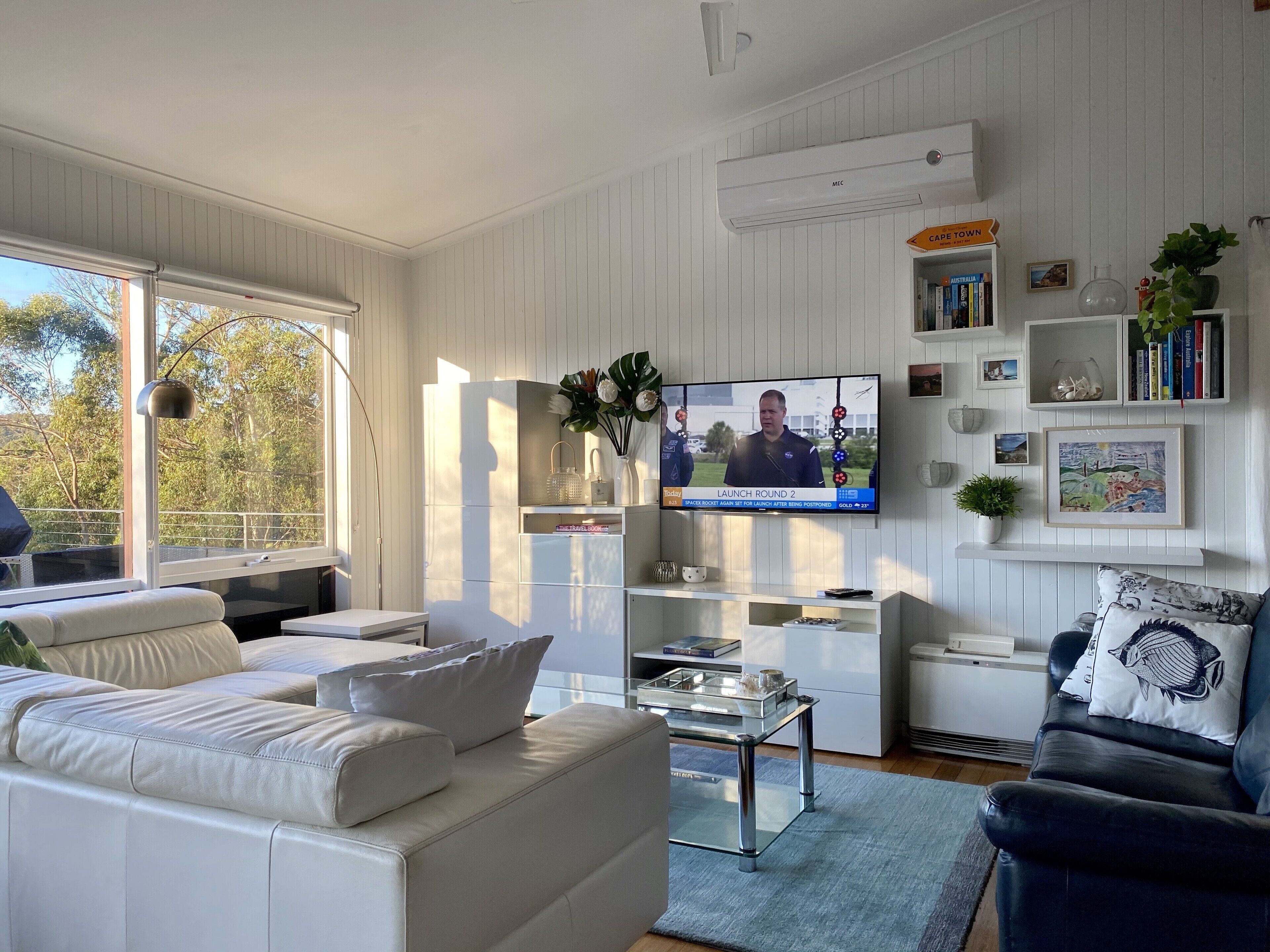 SPECTACULAR OCEAN VIEWS and WALKING DISTANCE to the BEACH (12 minutes)