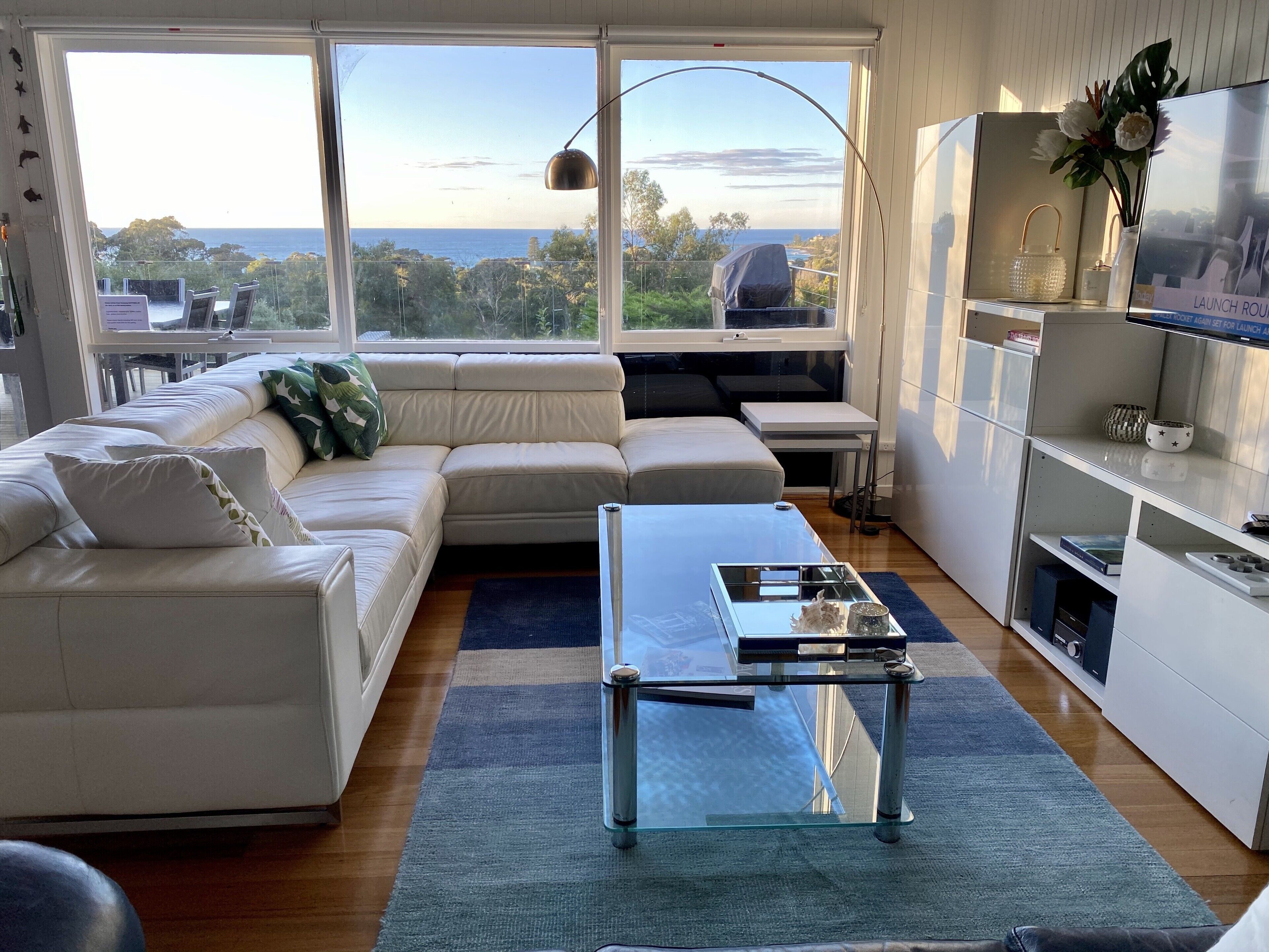 SPECTACULAR OCEAN VIEWS and WALKING DISTANCE to the BEACH (12 minutes)