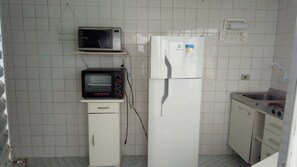 Køleskab, mikrobølgeovn, ovn, kogeplade