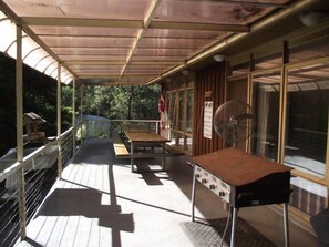 Outdoor dining - Rudawe Lodge in Taylor Bay, with FREE lake experience (Taylor Bay)