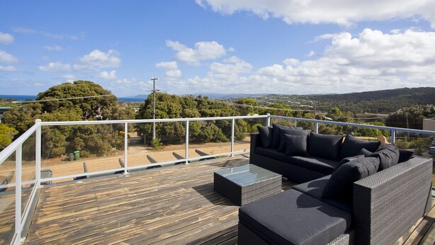 A deck with outdoor furniture and a view of the landscape. - Sirocco Roof Top Deck Pet Friendly in Aireys Inlet (Aireys Inlet)