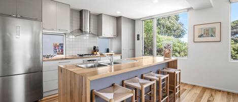 Kjøleskap, mikrobølgeovn, oppvaskmaskin og brødrister