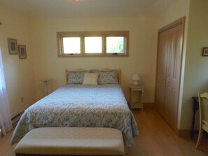2 bedrooms, desk, iron/ironing board, free WiFi - 'Acadia Haven' - The peaceful side of Bar Harbor, by lovely Acadia. (Bar Harbor)