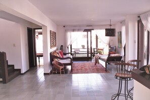 Smart TV - Beach house - 2 plots / 4 suites / large green area / swimming pool / barbecue area (Guarajuba)