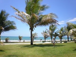 Property grounds - Beach house - 2 plots / 4 suites / large green area / swimming pool / barbecue area (Guarajuba)