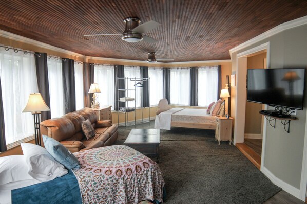 5 bedrooms, iron/ironing board, free WiFi, bed sheets