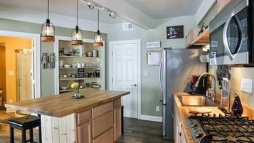 Kjøleskap, mikrobølgeovn, ovn og kokeplater