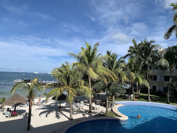 Outdoor pool - CANCUN Beachfront Apartment on the Hotel Zone excellent location (Zona Hotelera)