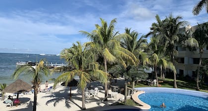 CANCUN Beachfront Condominium -huoneisto Hotelli-alueella erinomaisella paikalla