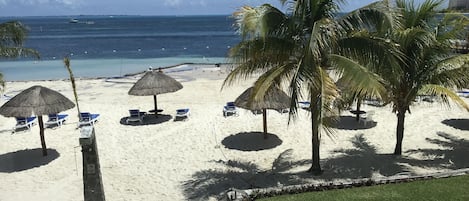 Plage, chaises longues, serviettes de plage