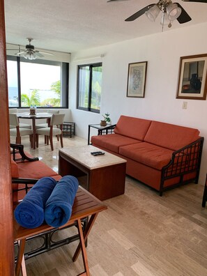 Smart TV, books - CANCUN Beachfront Apartment on the Hotel Zone excellent location (Zona Hotelera)