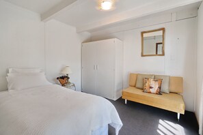 2 bedrooms, iron/ironing board, free WiFi, bed sheets -  Retro living - with an edge (Mount Pleasant)