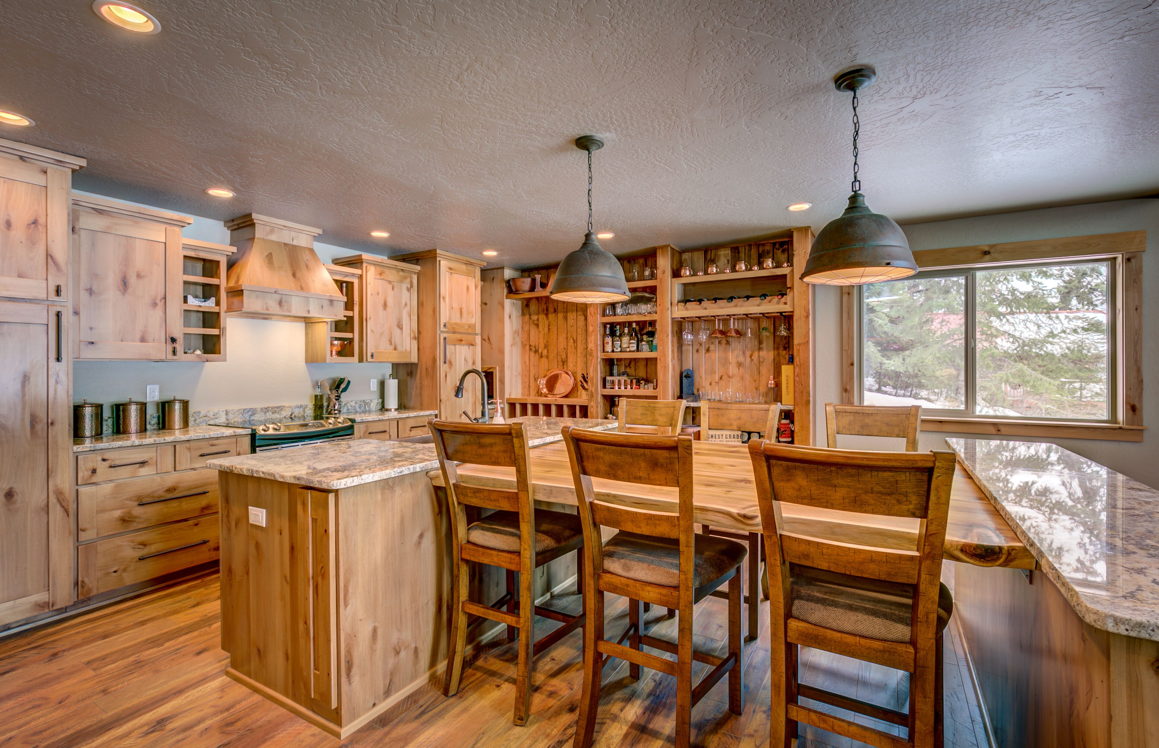 Waterfront Family Lake Lodge on the Sunny Side Of Bottle Bay!