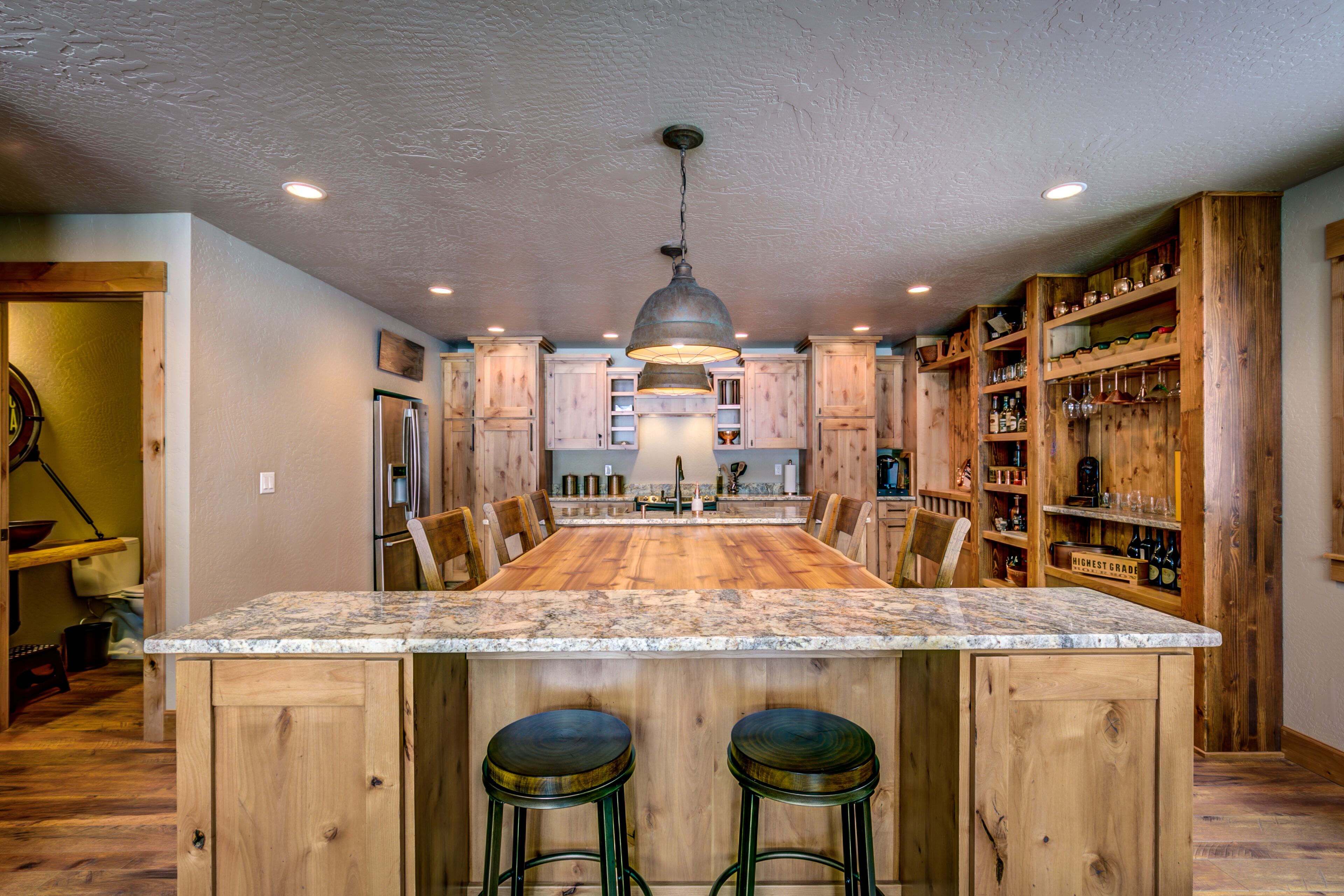 Waterfront Family Lake Lodge on the Sunny Side Of Bottle Bay!