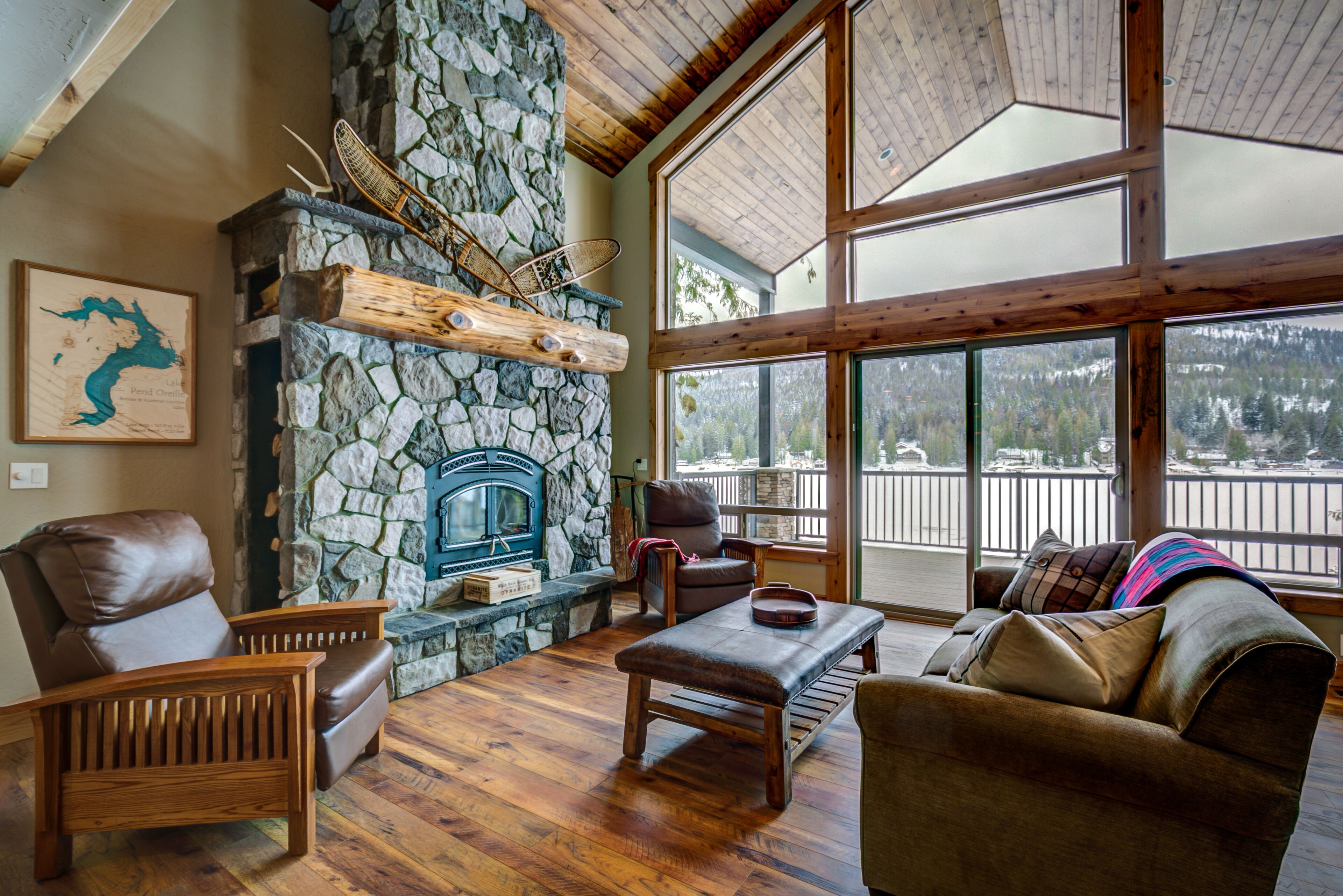 Waterfront Family Lake Lodge on the Sunny Side Of Bottle Bay!