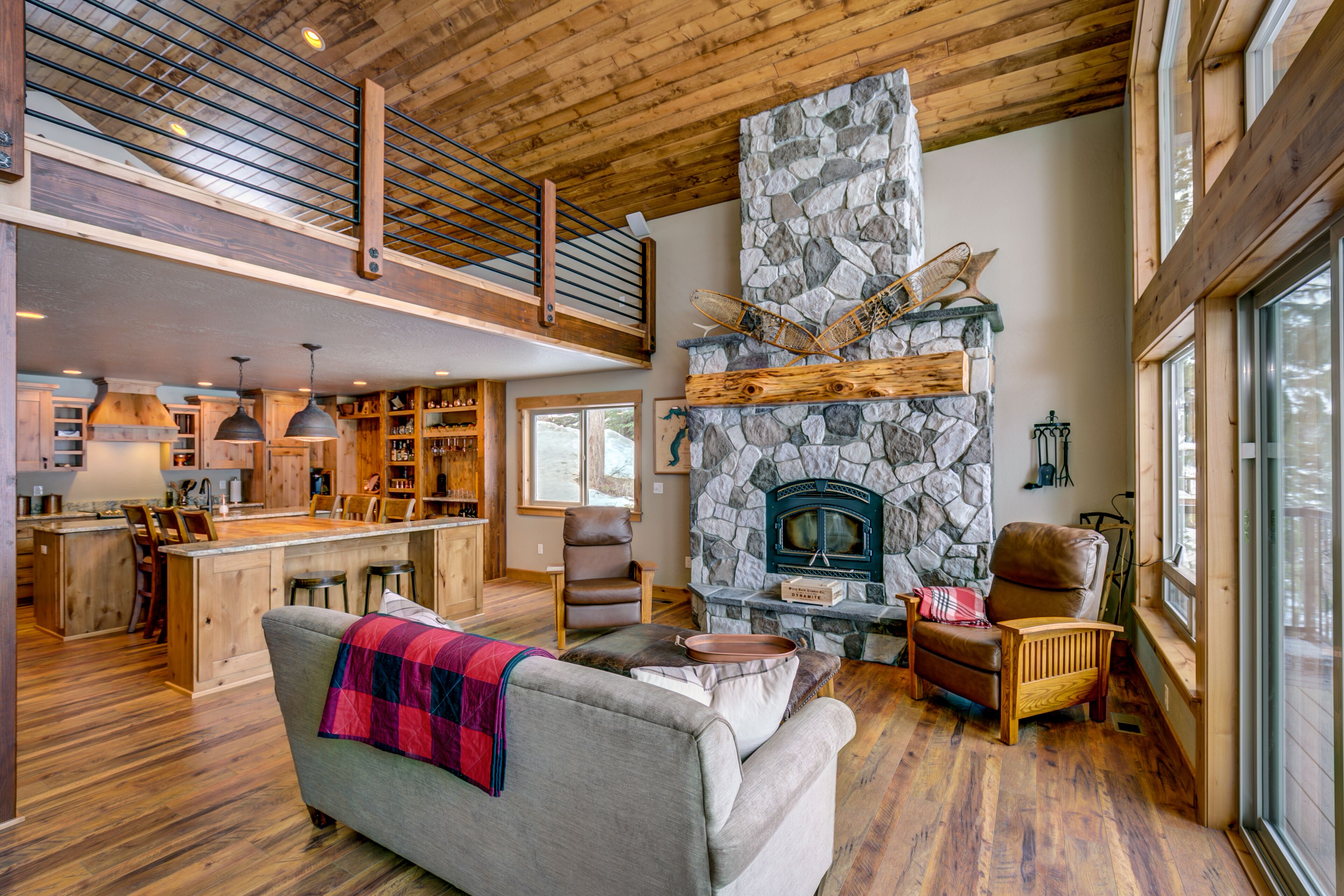 Waterfront Family Lake Lodge on the Sunny Side Of Bottle Bay!