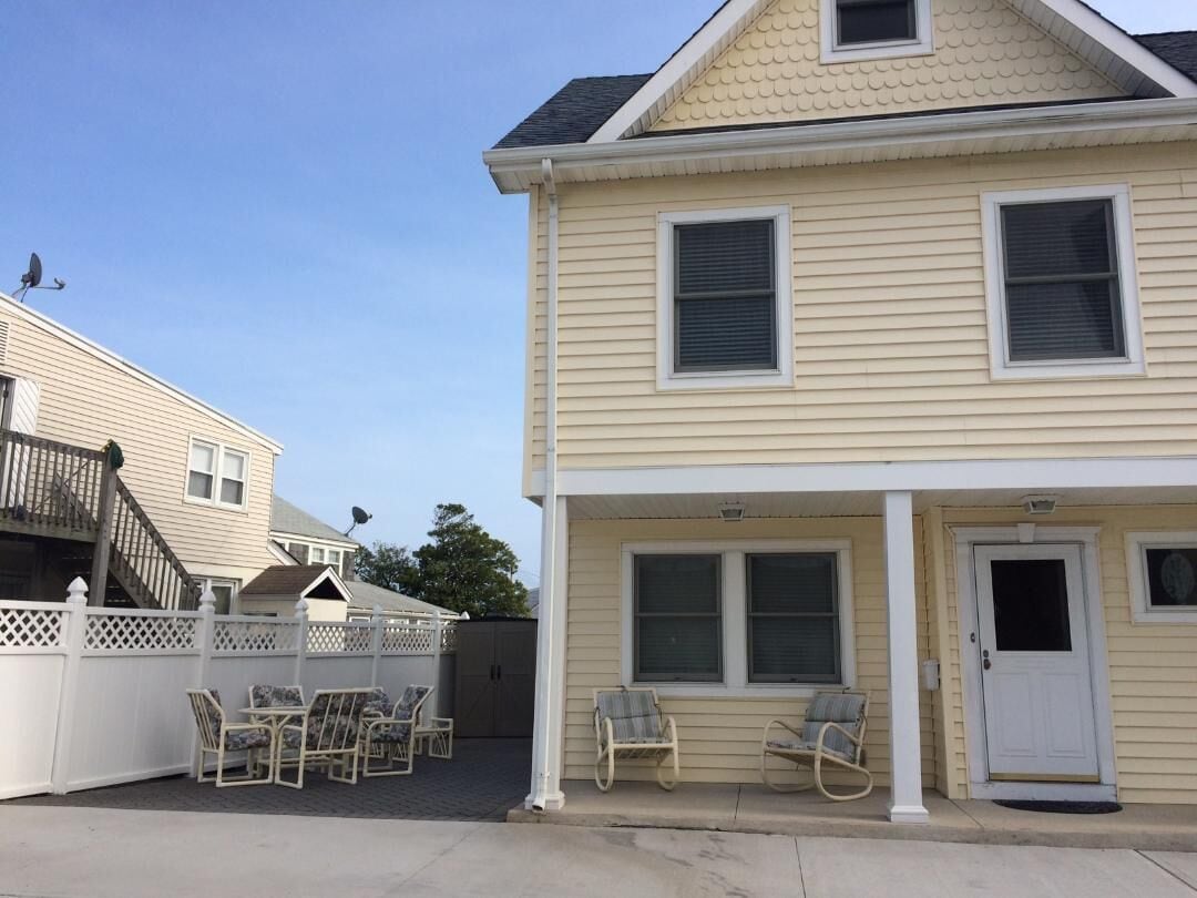 FAMILIES & RETIREES ONLY! Steps to Beach & Boardwalk! CLEAN, Near all activities