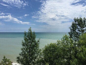 Lake Michigan Waterfront Kenosha Retreat For Eight People!!