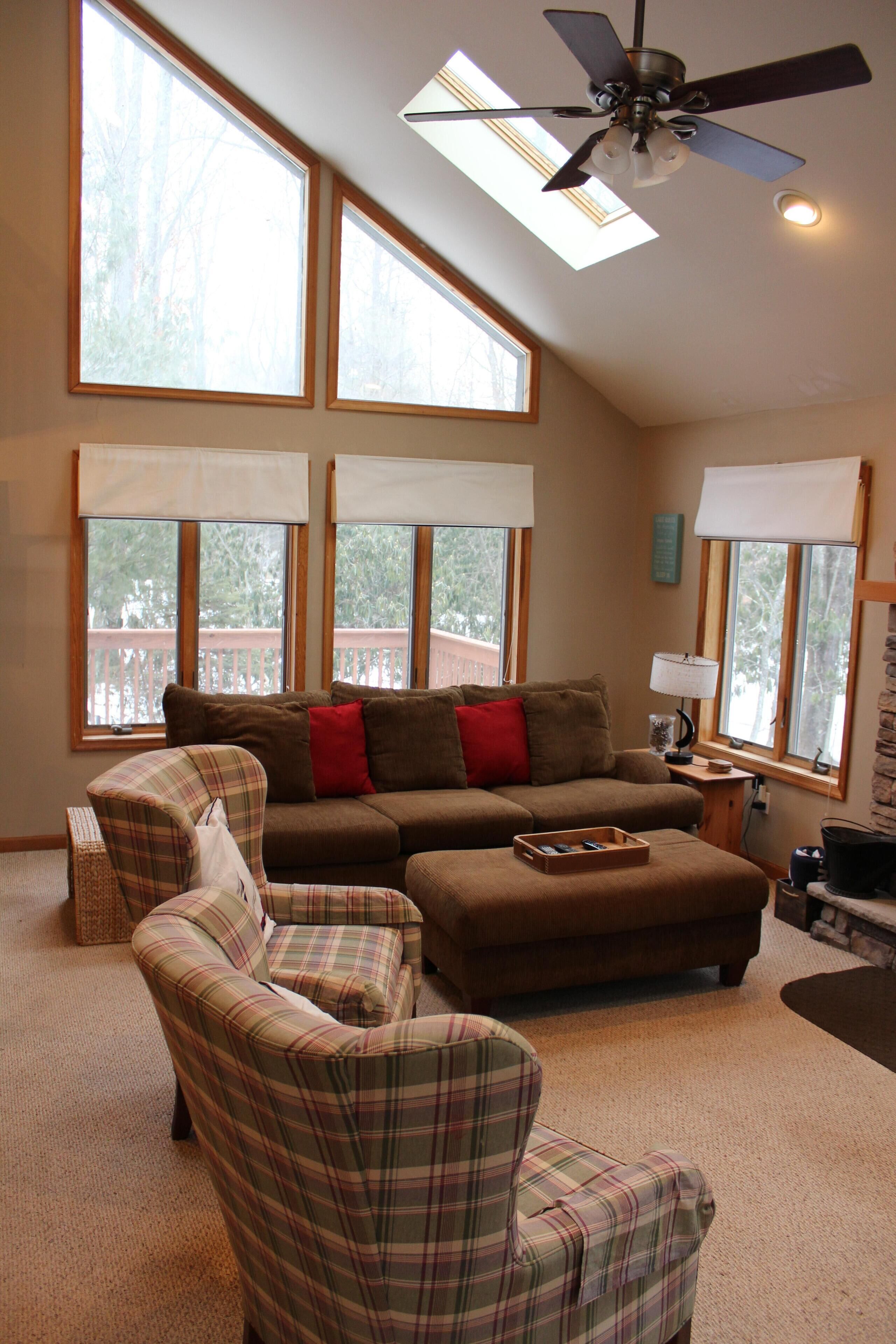 Serene mountain escape in beautiful Lake Naomi