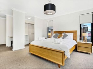 5 Schlafzimmer, Schreibtisch, Bügeleisen/Bügelbrett, kostenloses WLAN