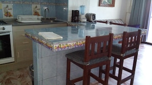 Køleskab, mikrobølgeovn, ovn, kogeplade