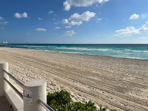 På stranden, liggestole, badehåndklæder