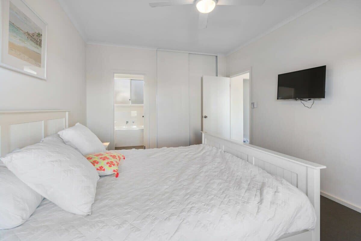 5 bedrooms, iron/ironing board, WiFi