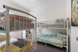 5 bedrooms, iron/ironing board, WiFi