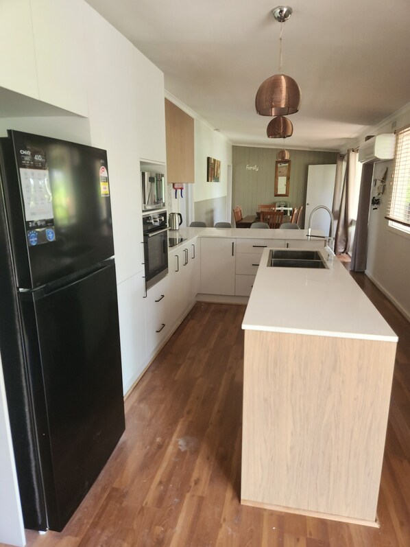 Refrigerador, microondas, horno y parrilla de estufa 