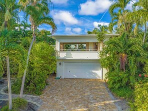 Exterior - Steps to the Beach and a Stroll to Fort Lauderdale Nightlife (Fort Lauderdale)