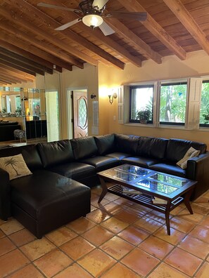 Interior - Steps to the Beach and a Stroll to Fort Lauderdale Nightlife (Fort Lauderdale)