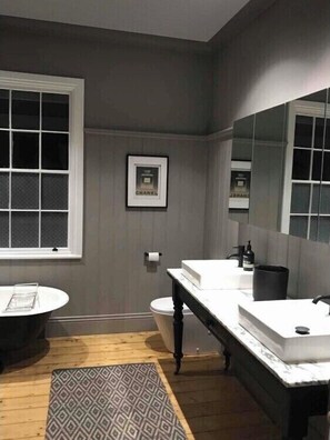 Een bad, een haardroger, handdoeken, shampoo