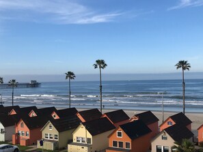 Sulla spiaggia, lettini da mare, teli da spiaggia