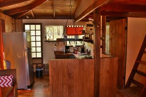 Réfrigérateur, un four, surface de cuisson, cafetière-théière