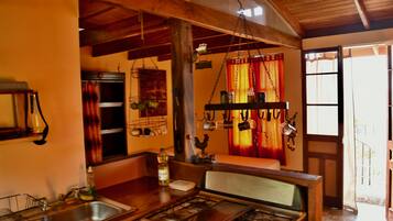 Fridge, oven, stovetop, coffee/tea maker