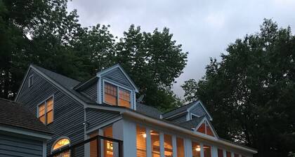 5 Bdrm Lakehouse, sleeps 18, private dock, hot tub, 15 minutes to Mount Snow