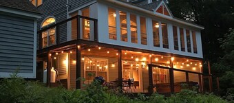 5 Bdrm Lakehouse, sleeps 18, private dock, hot tub, 15 minutes to Mount Snow