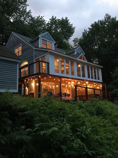 5 Bdrm Lakehouse, sleeps 18, private dock, hot tub, 15 minutes to Mount Snow