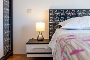 3 bedrooms, desk, soundproofing, iron/ironing board