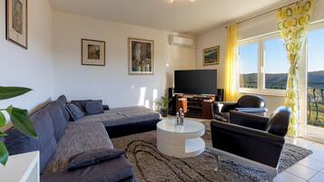 Smart TV, fireplace, video games