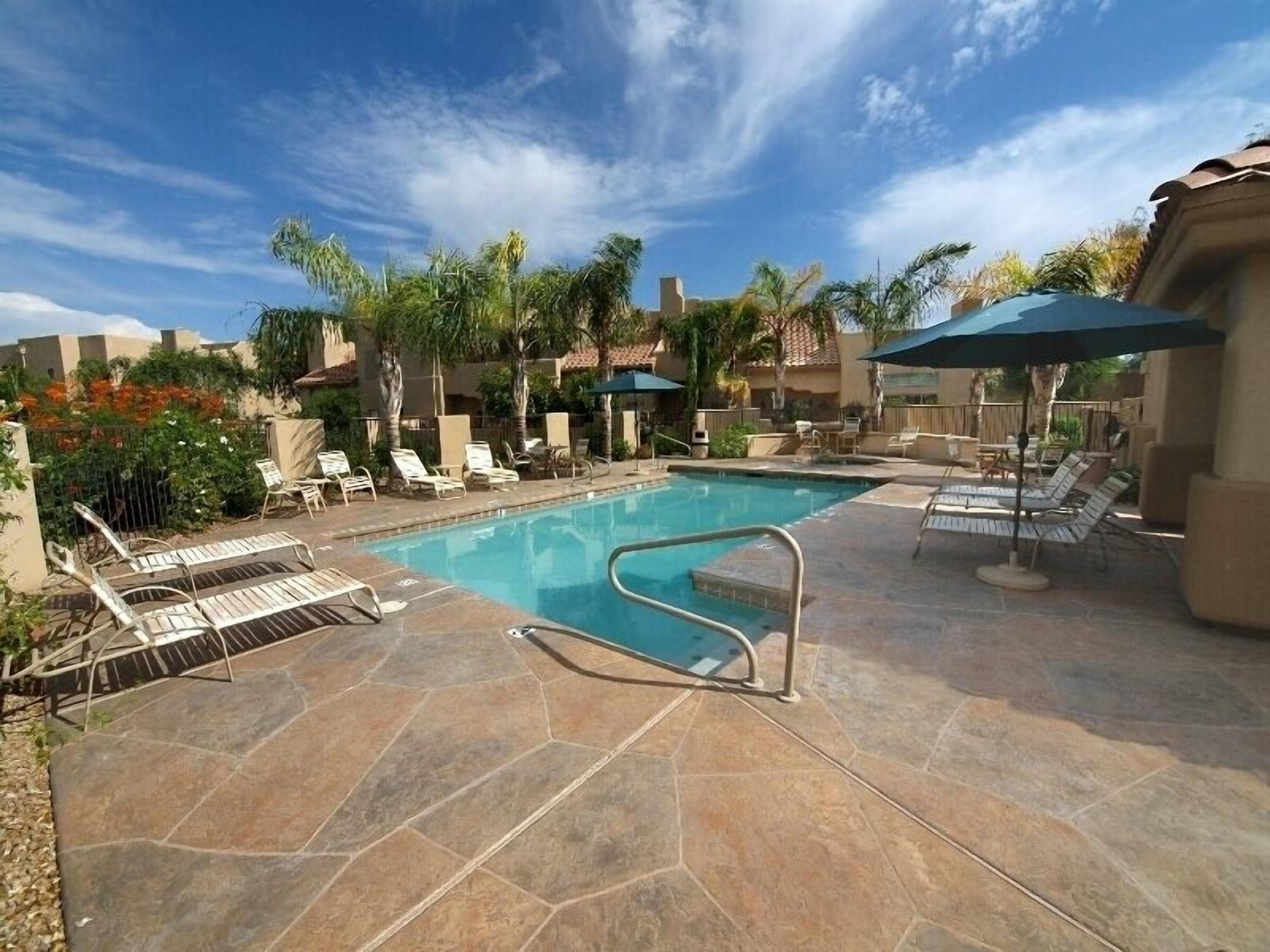 Una piscina al aire libre, una piscina climatizada