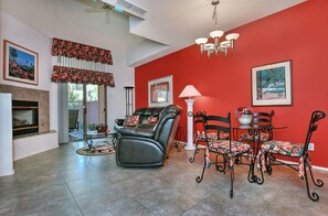 TV connectée, cheminée, lecteur de DVD, livres