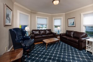 TV, DVD player - Main House at One Long Beach (York)