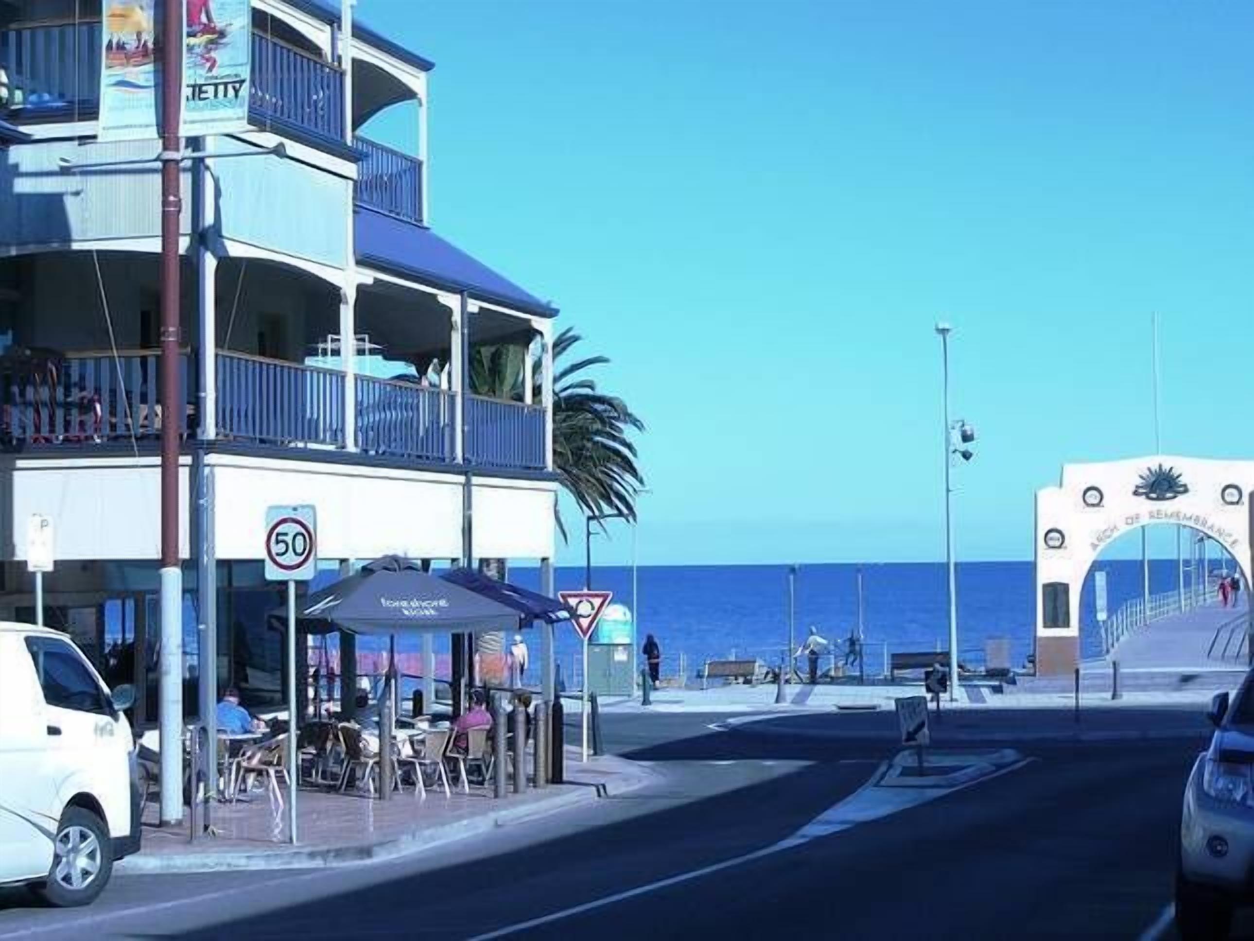 Sea Change @ Brighton\n2 min walk to beautiful Brighton Beach or Jetty Rd cafes — image 13