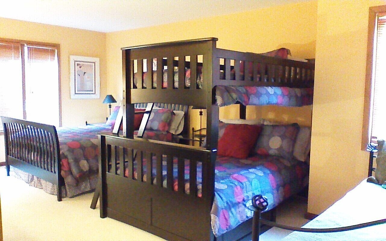 2nd level bunk room, 1Q, 1F, 1 twin, 1 twin day bed. 46' HDTV, DVD Tub/shower