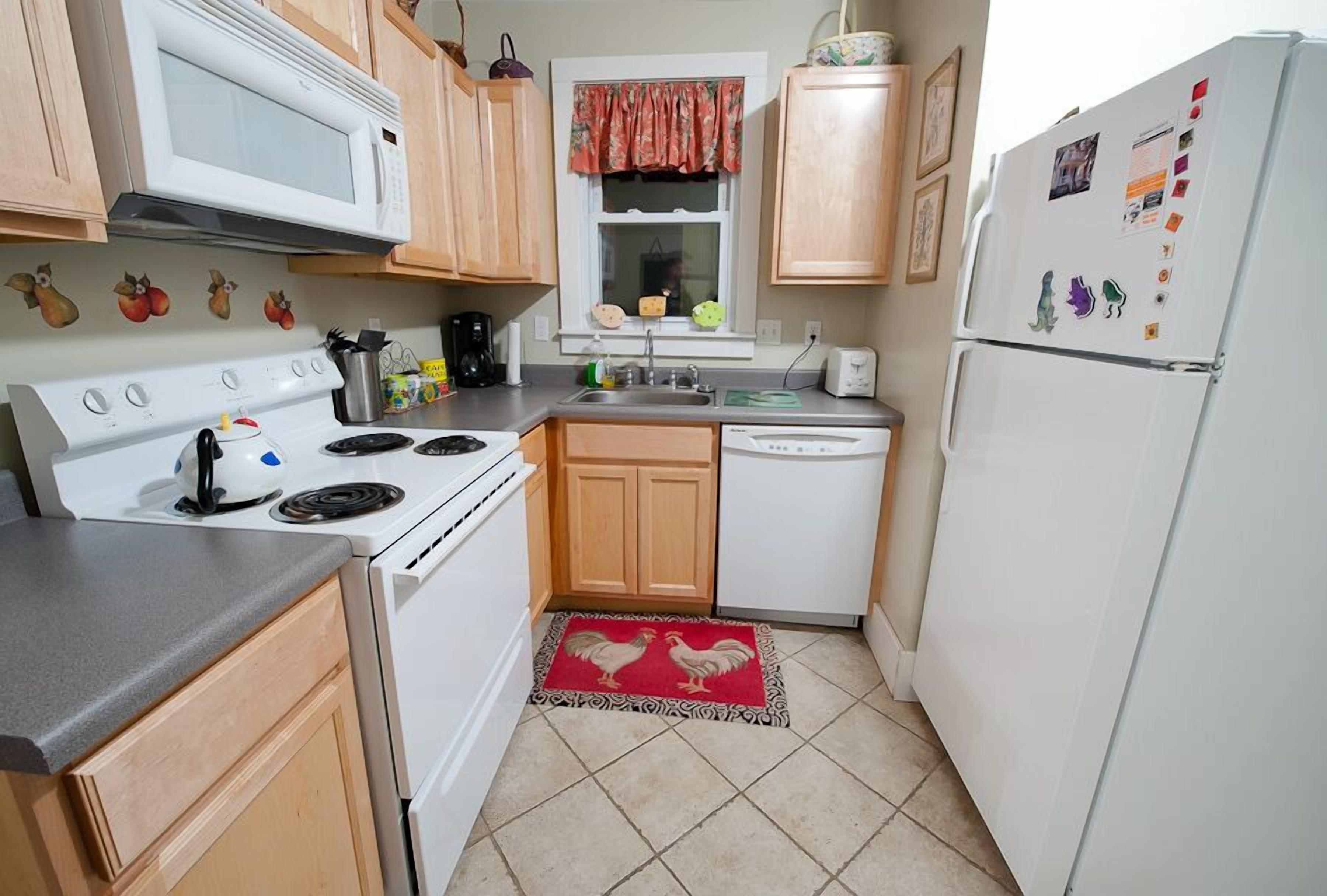 Walk to town & Silver Beach.  Last-minute cancellation LABOR DAY WEEKEND 