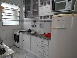 Refrigerador, microondas, horno, placa de cocina