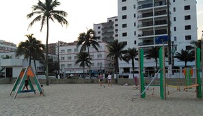 Children's area - Excellent apartment, 02 bedrooms. Full sea view. 8 people. Wi-Fi (Praia Grande)